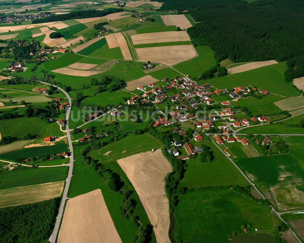 Lengsham von oben - Dorfkern am Feldrand in Lengsham im Bundesland Bayern, Deutschland