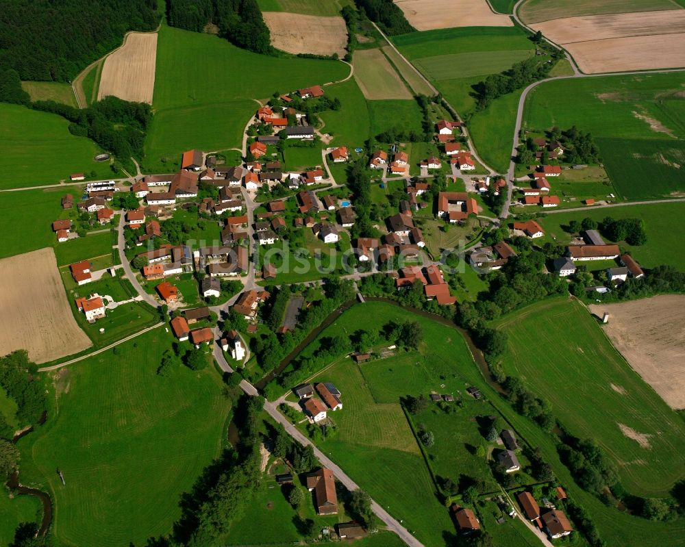 Lengsham aus der Vogelperspektive: Dorfkern am Feldrand in Lengsham im Bundesland Bayern, Deutschland