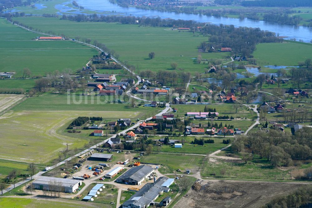 Lenzerwische aus der Vogelperspektive: Dorfkern am Feldrand in Lenzerwische im Bundesland Brandenburg, Deutschland