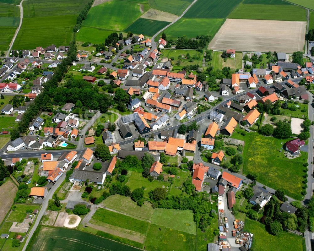 Leusel aus der Vogelperspektive: Dorfkern am Feldrand in Leusel im Bundesland Hessen, Deutschland