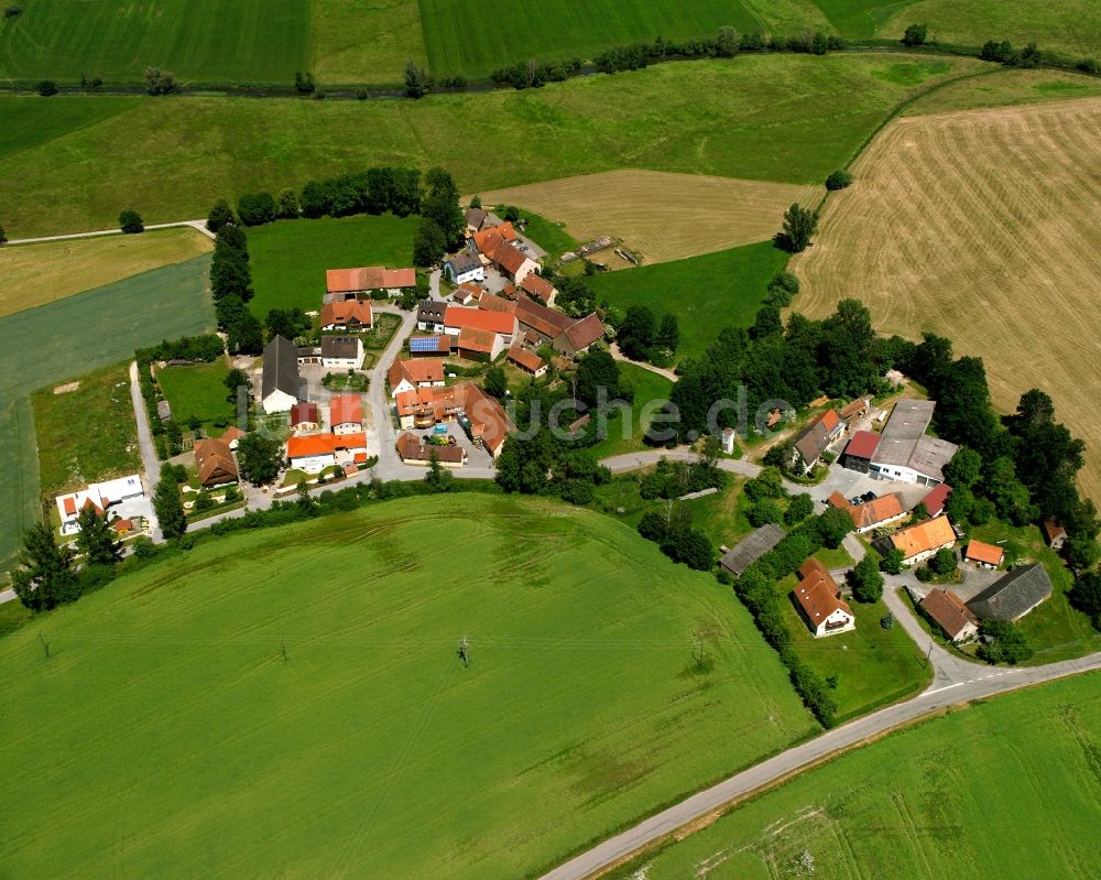 Leutenbuch aus der Vogelperspektive: Dorfkern am Feldrand in Leutenbuch im Bundesland Bayern, Deutschland