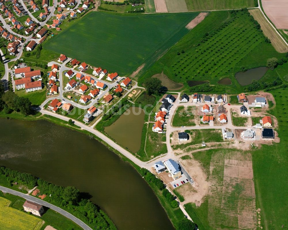 Leutershausen aus der Vogelperspektive: Dorfkern am Feldrand in Leutershausen im Bundesland Bayern, Deutschland