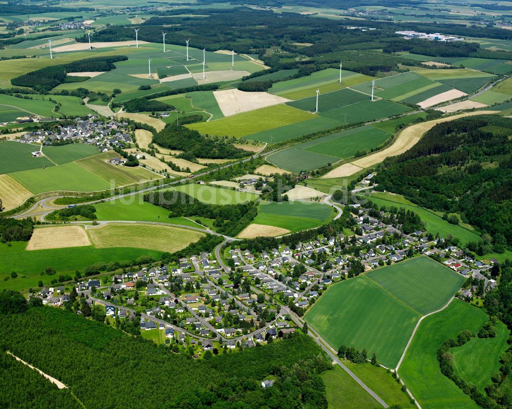 Liederbach aus der Vogelperspektive: Dorfkern am Feldrand in Liederbach im Bundesland Rheinland-Pfalz, Deutschland