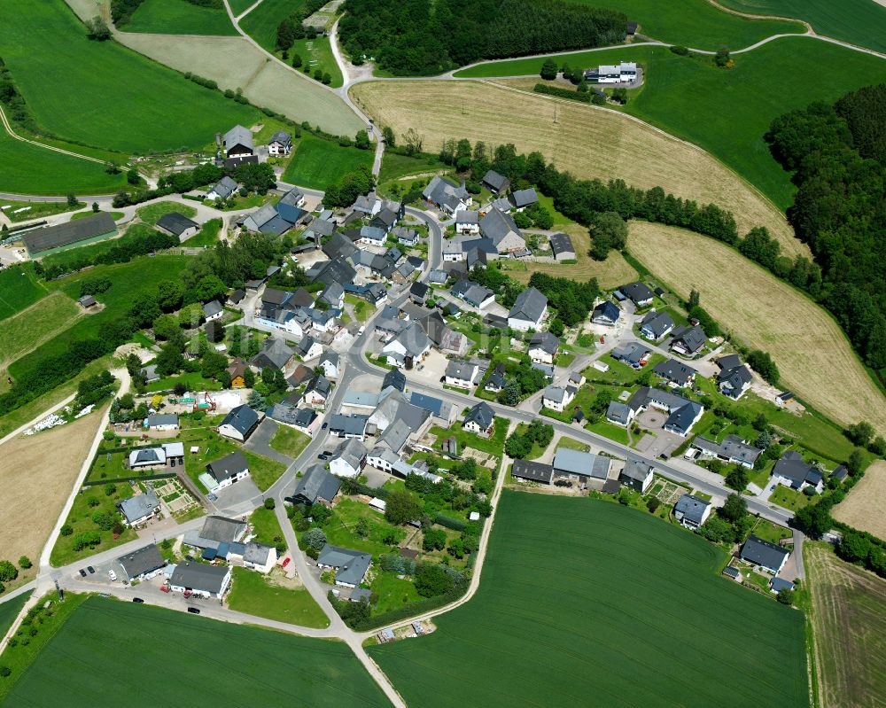 Liederbach von oben - Dorfkern am Feldrand in Liederbach im Bundesland Rheinland-Pfalz, Deutschland