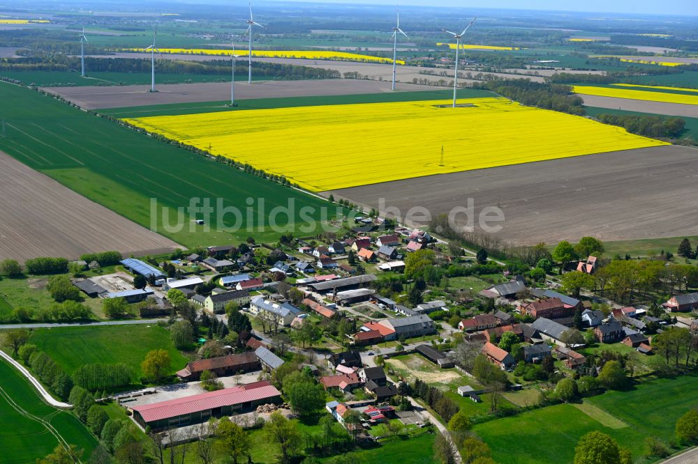 Luftaufnahme Liesten - Dorfkern am Feldrand in Liesten im Bundesland Sachsen-Anhalt, Deutschland