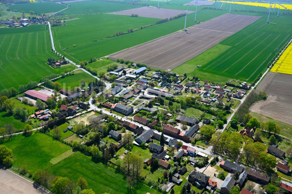 Liesten von oben - Dorfkern am Feldrand in Liesten im Bundesland Sachsen-Anhalt, Deutschland