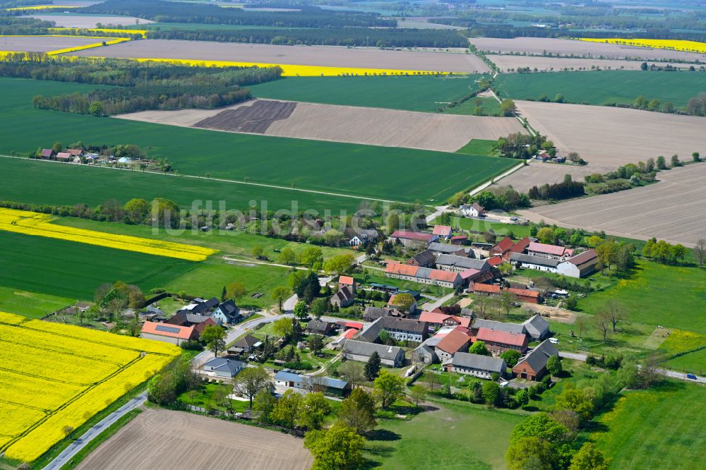 Luftbild Liesten - Dorfkern am Feldrand in Liesten im Bundesland Sachsen-Anhalt, Deutschland