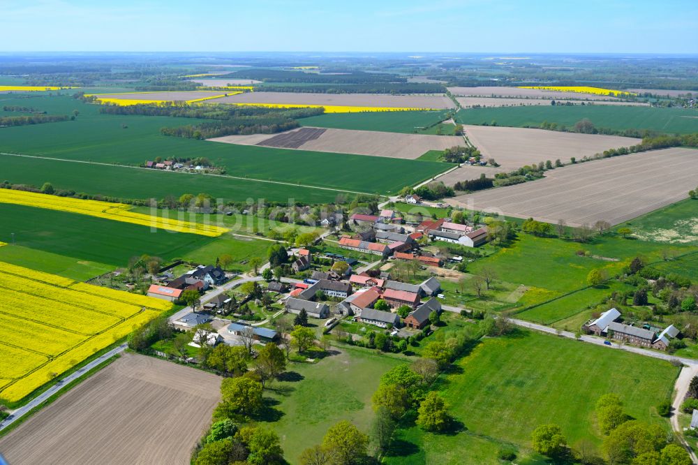 Liesten von oben - Dorfkern am Feldrand in Liesten im Bundesland Sachsen-Anhalt, Deutschland