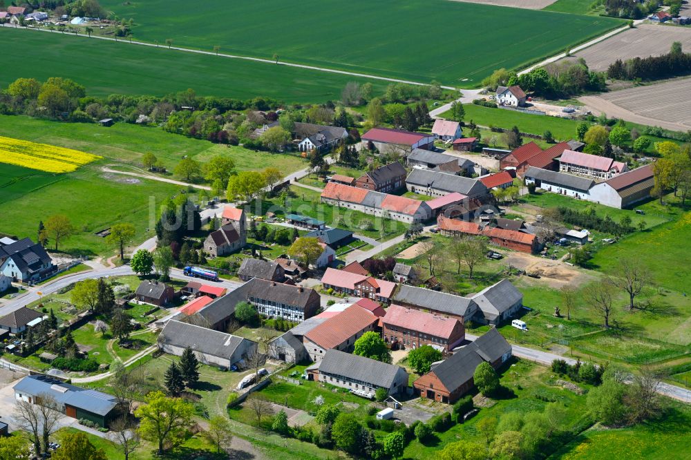 Liesten aus der Vogelperspektive: Dorfkern am Feldrand in Liesten im Bundesland Sachsen-Anhalt, Deutschland