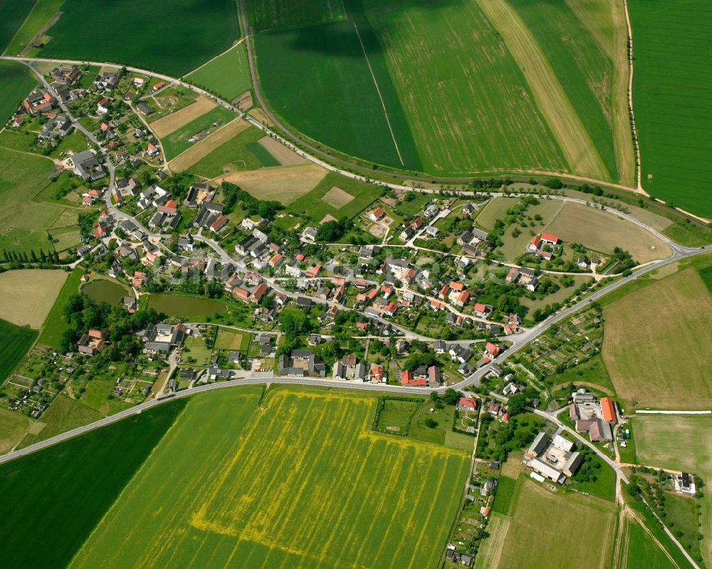 Linda aus der Vogelperspektive: Dorfkern am Feldrand in Linda im Bundesland Thüringen, Deutschland