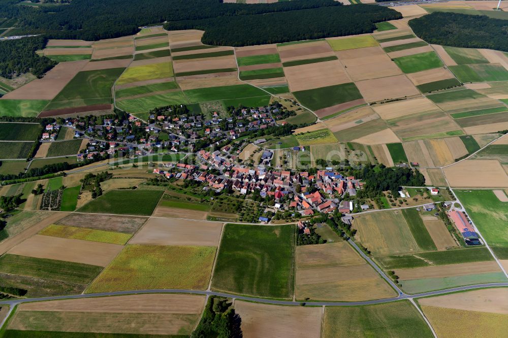 Lindelbach von oben - Dorfkern am Feldrand in Lindelbach im Bundesland Bayern, Deutschland