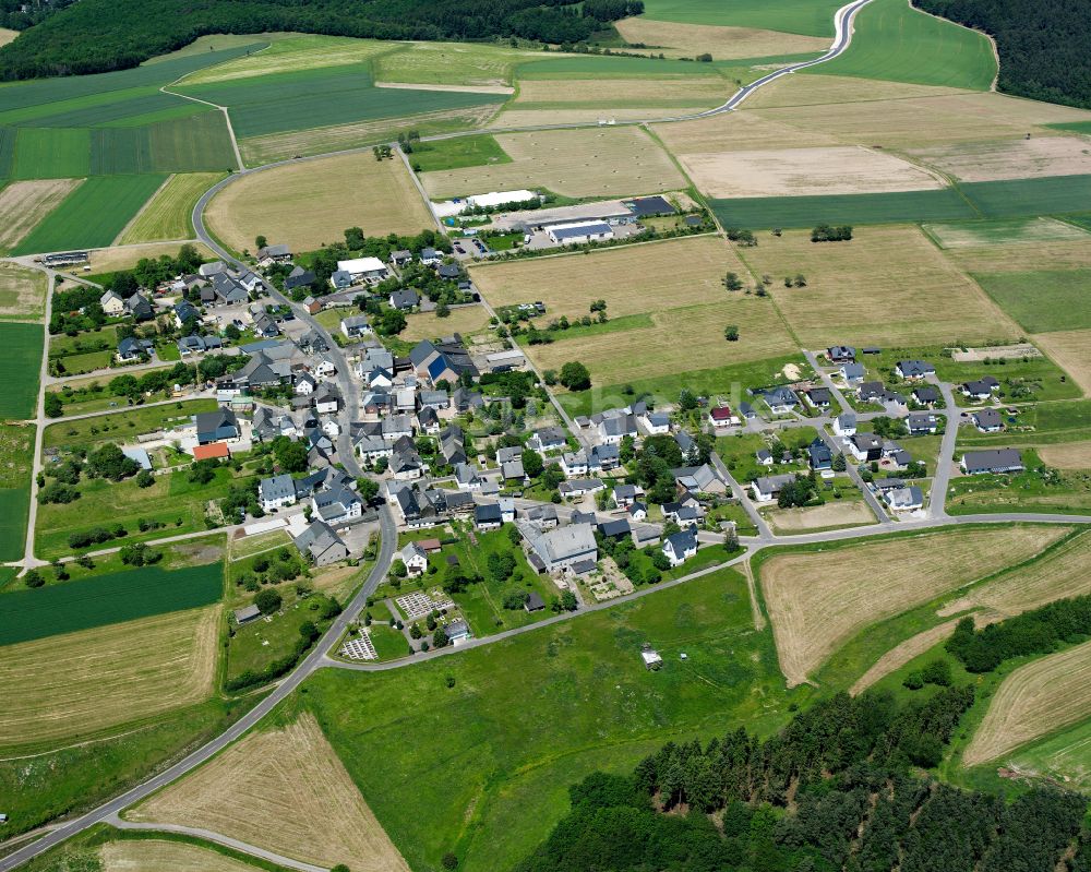 Lindenschied von oben - Dorfkern am Feldrand in Lindenschied im Bundesland Rheinland-Pfalz, Deutschland