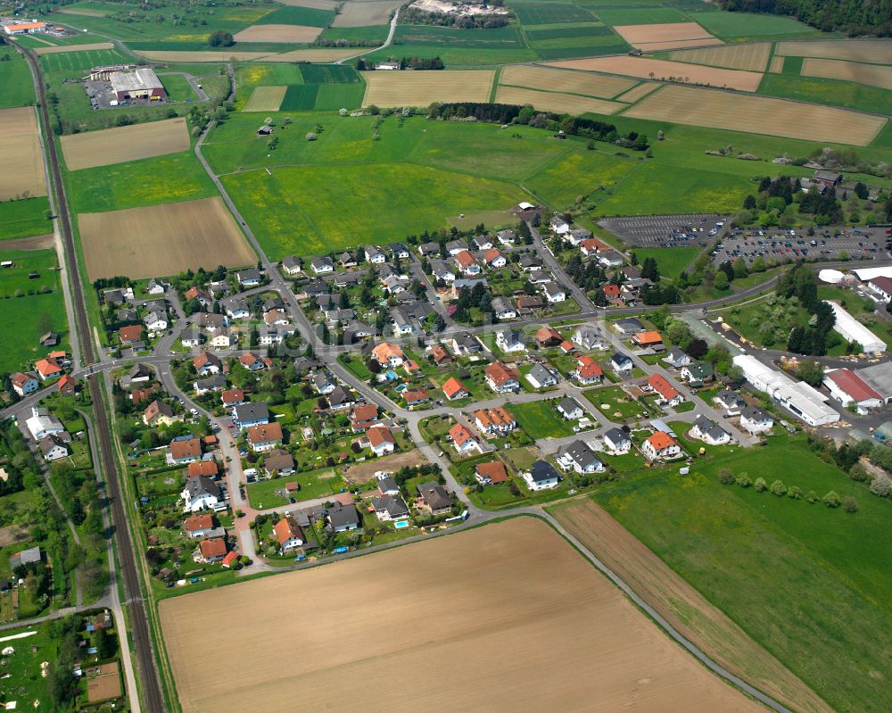 Lindenstruth von oben - Dorfkern am Feldrand in Lindenstruth im Bundesland Hessen, Deutschland