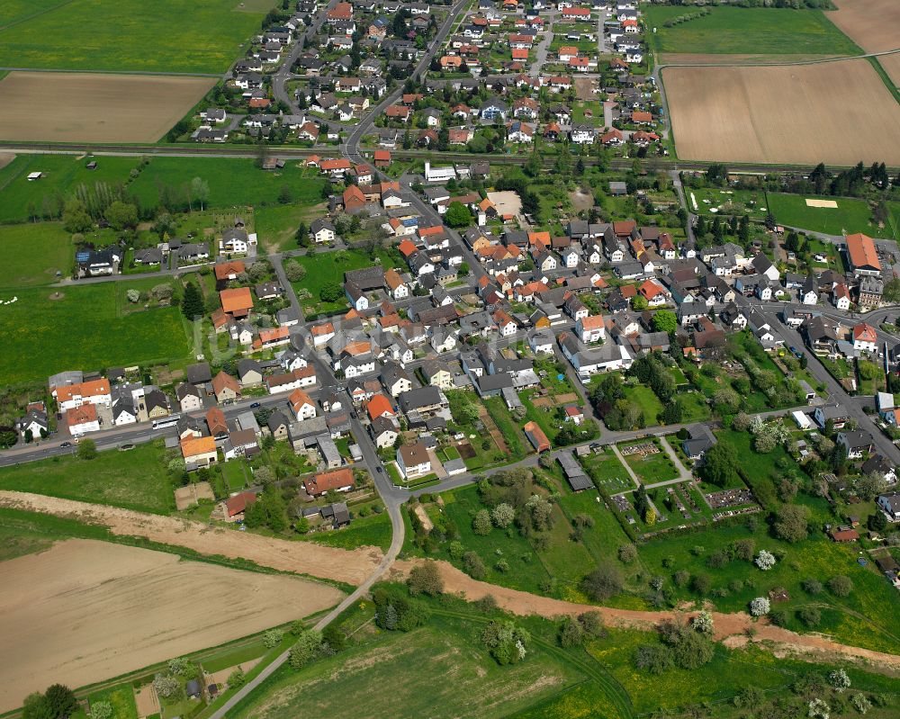 Lindenstruth aus der Vogelperspektive: Dorfkern am Feldrand in Lindenstruth im Bundesland Hessen, Deutschland