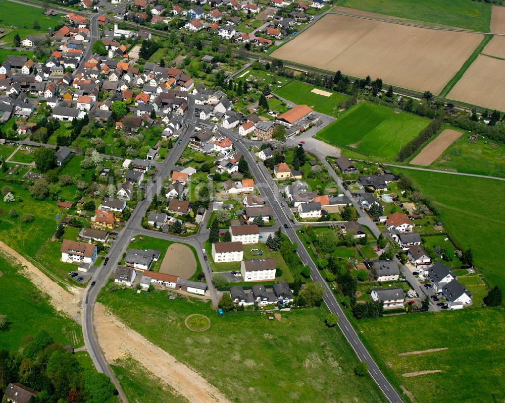 Luftaufnahme Lindenstruth - Dorfkern am Feldrand in Lindenstruth im Bundesland Hessen, Deutschland