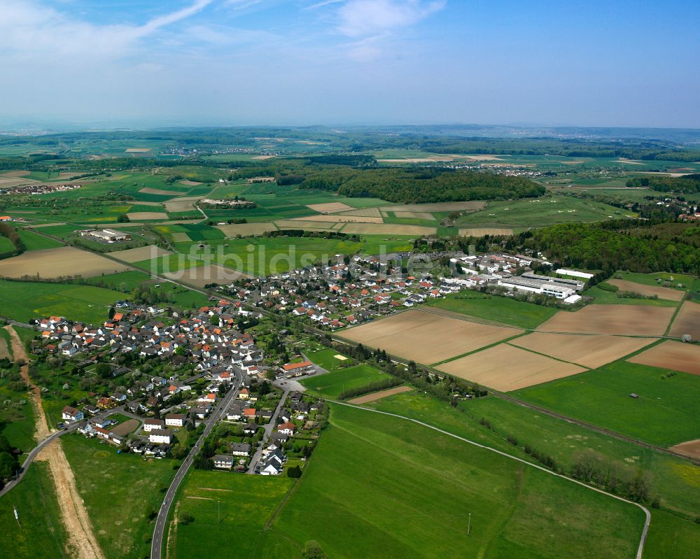 Lindenstruth aus der Vogelperspektive: Dorfkern am Feldrand in Lindenstruth im Bundesland Hessen, Deutschland