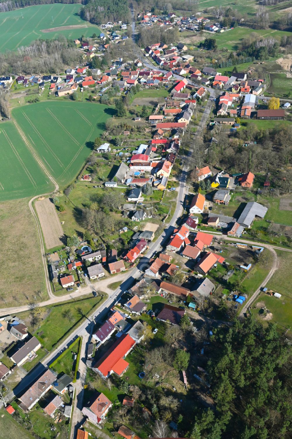 Luftaufnahme Linow - Dorfkern am Feldrand in Linow im Bundesland Brandenburg, Deutschland