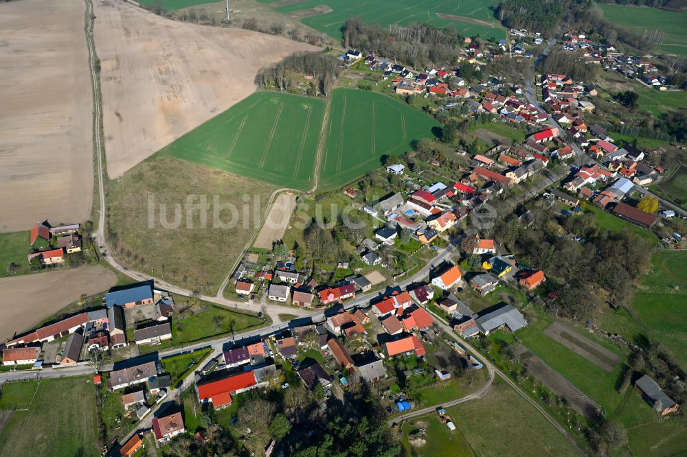 Linow von oben - Dorfkern am Feldrand in Linow im Bundesland Brandenburg, Deutschland