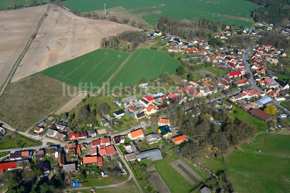 Luftbild Linow - Dorfkern am Feldrand in Linow im Bundesland Brandenburg, Deutschland