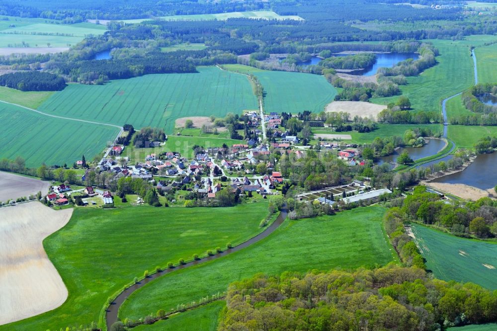 Lippitsch aus der Vogelperspektive: Dorfkern am Feldrand in Lippitsch im Bundesland Sachsen, Deutschland