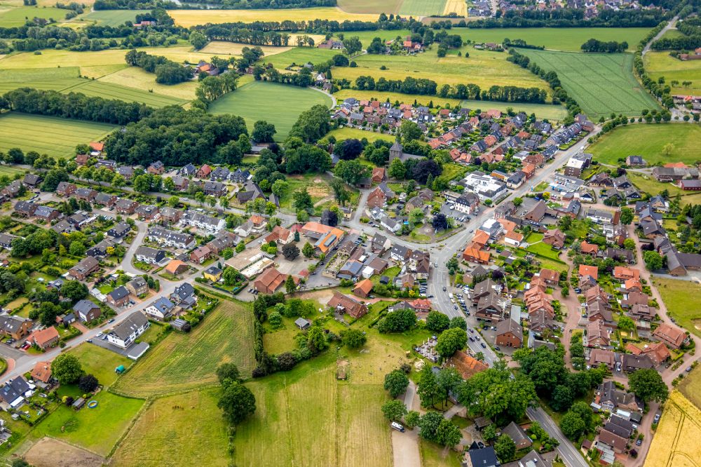 Luftbild Lippramsdorf - Dorfkern am Feldrand in Lippramsdorf im Bundesland Nordrhein-Westfalen, Deutschland