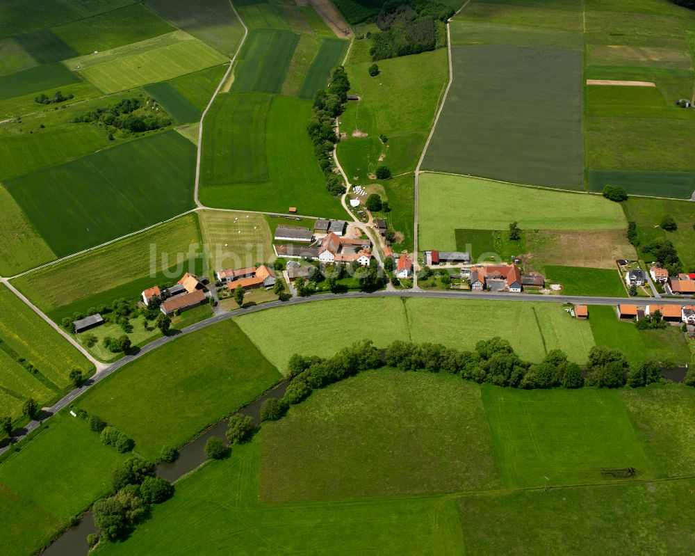 Üllershausen aus der Vogelperspektive: Dorfkern am Feldrand in Üllershausen im Bundesland Hessen, Deutschland