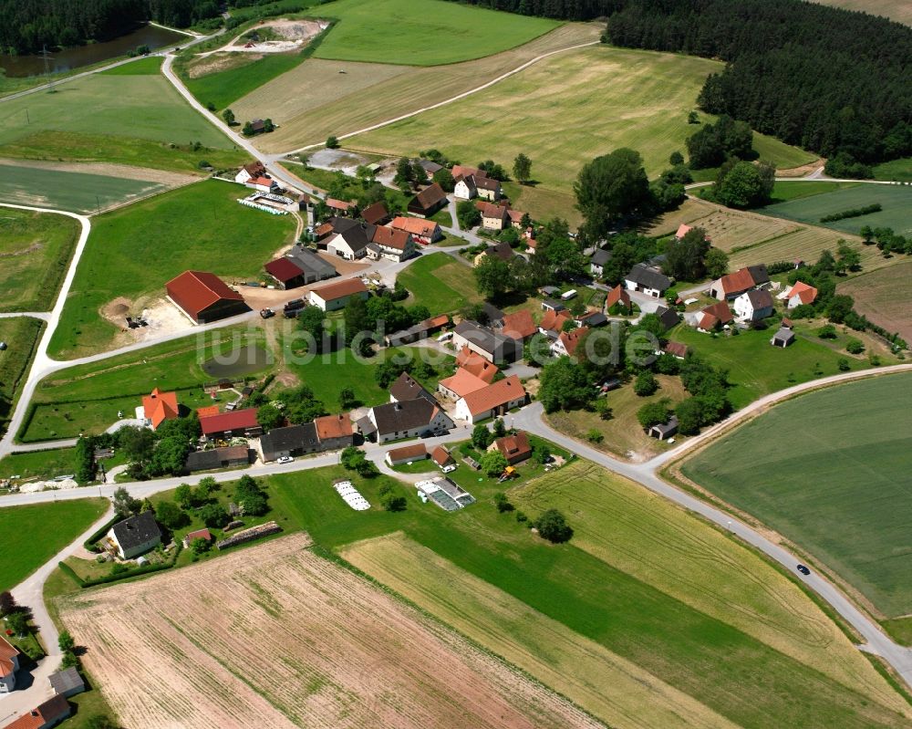 Lölldorf aus der Vogelperspektive: Dorfkern am Feldrand in Lölldorf im Bundesland Bayern, Deutschland