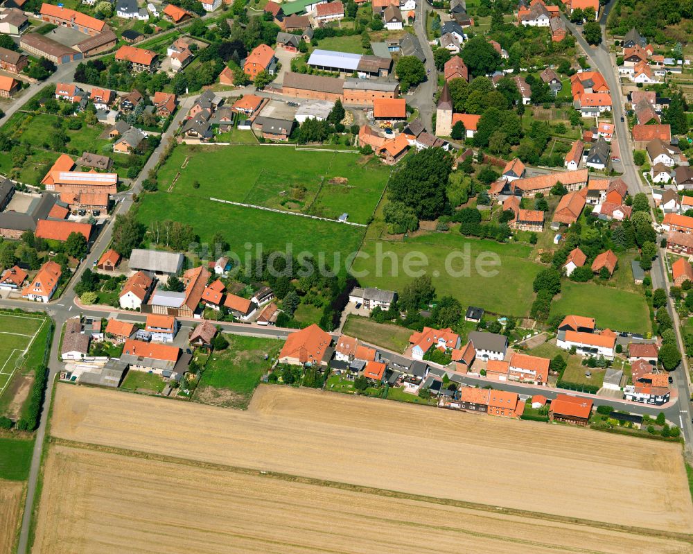 Lochtum von oben - Dorfkern am Feldrand in Lochtum im Bundesland Niedersachsen, Deutschland