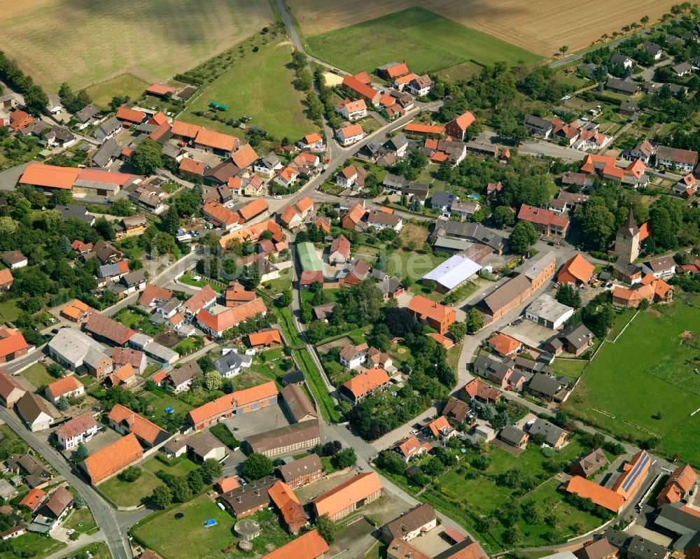 Lochtum von oben - Dorfkern am Feldrand in Lochtum im Bundesland Niedersachsen, Deutschland