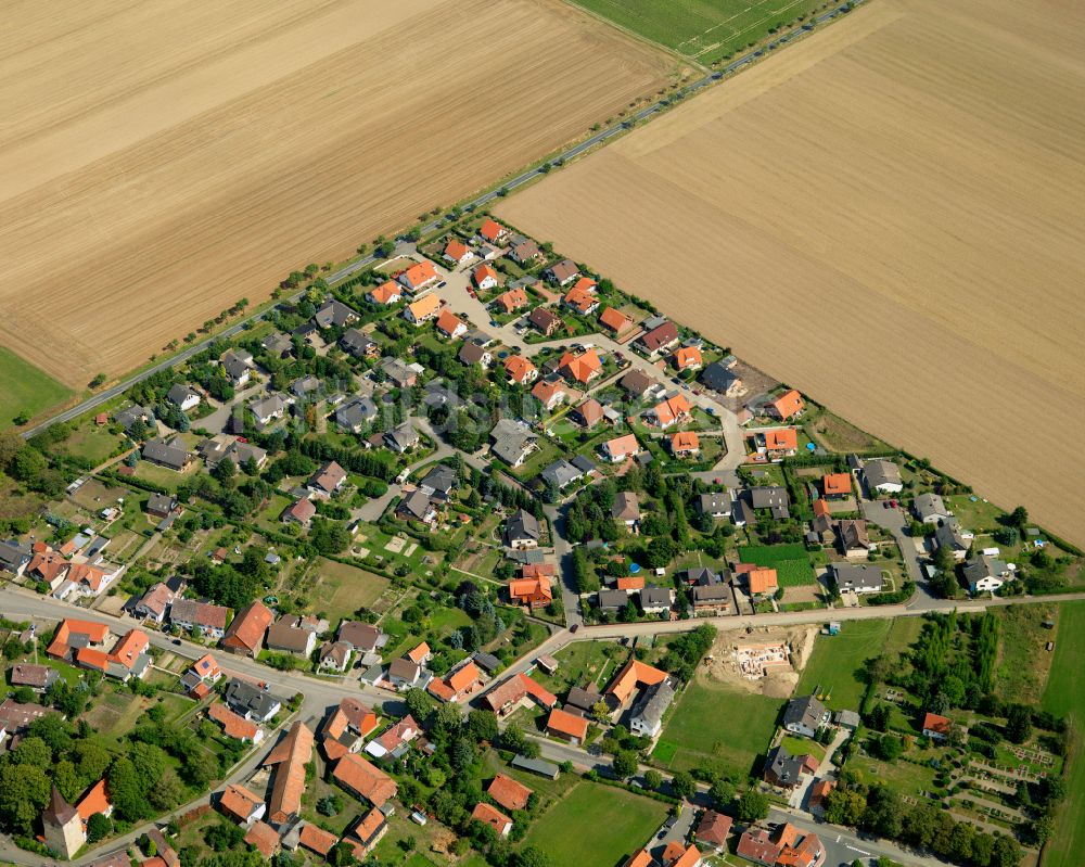 Lochtum aus der Vogelperspektive: Dorfkern am Feldrand in Lochtum im Bundesland Niedersachsen, Deutschland