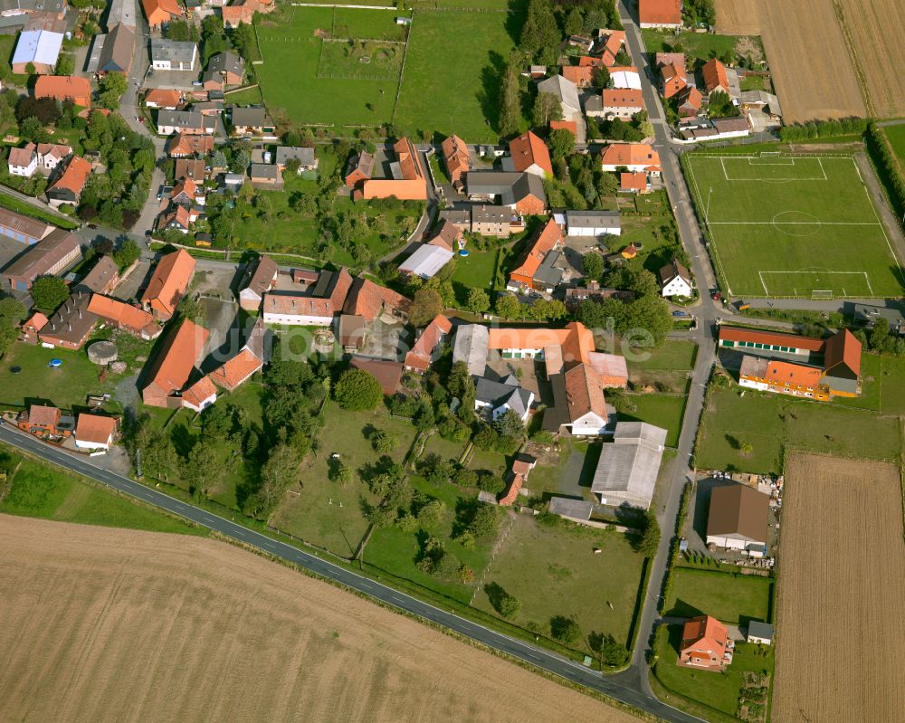 Luftbild Lochtum - Dorfkern am Feldrand in Lochtum im Bundesland Niedersachsen, Deutschland