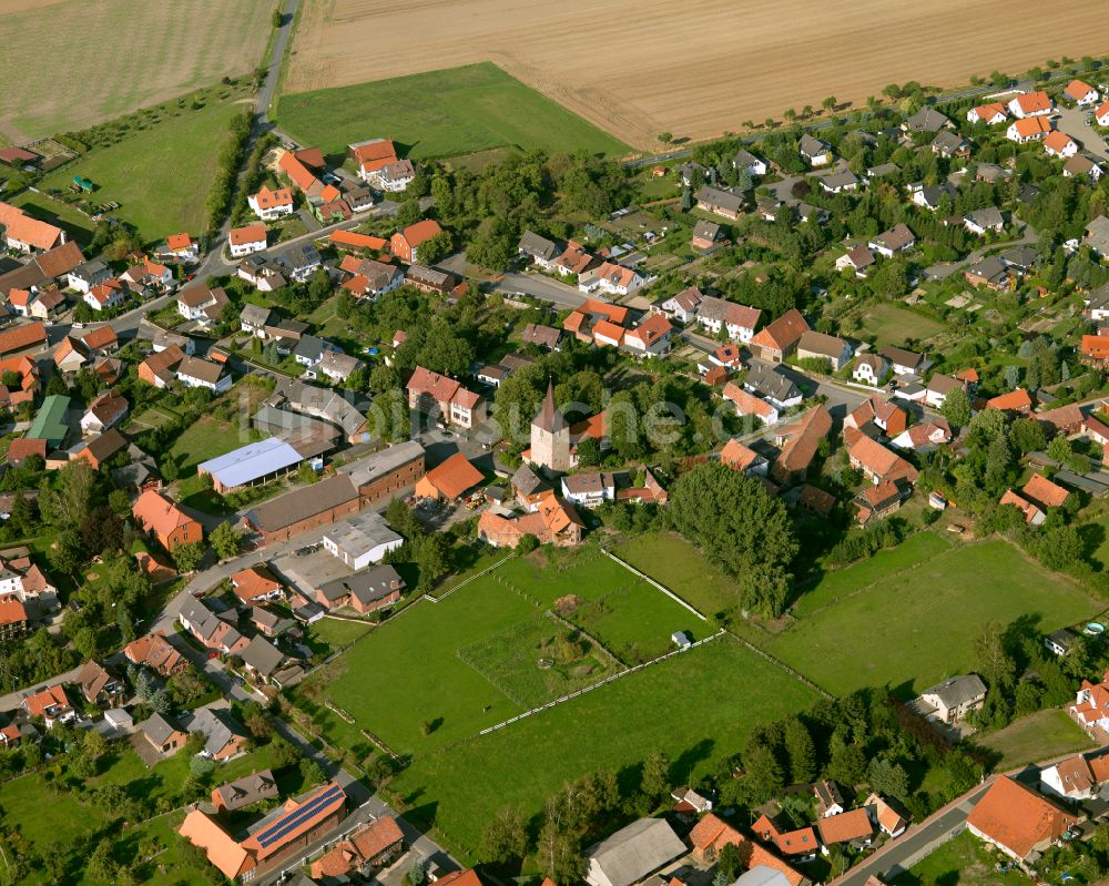 Lochtum von oben - Dorfkern am Feldrand in Lochtum im Bundesland Niedersachsen, Deutschland