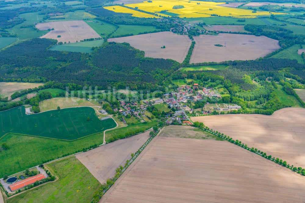 Putlitz aus der Vogelperspektive: Dorfkern am Feldrand in Lockstädt im Bundesland Brandenburg, Deutschland