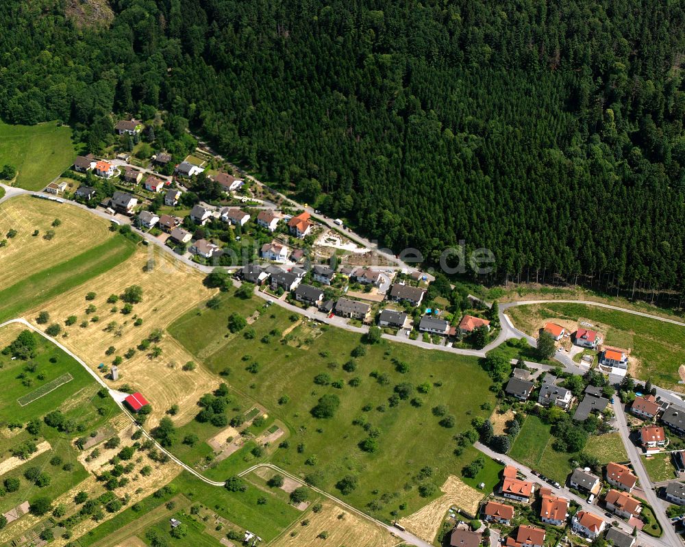 Loffenau aus der Vogelperspektive: Dorfkern am Feldrand in Loffenau im Bundesland Baden-Württemberg, Deutschland