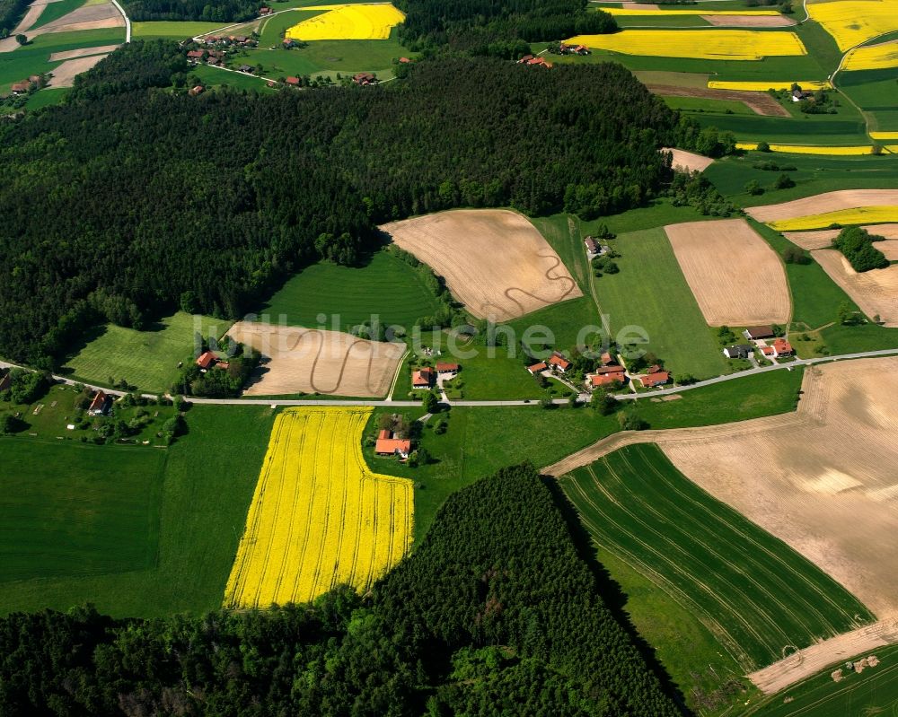 Lohe aus der Vogelperspektive: Dorfkern am Feldrand in Lohe im Bundesland Bayern, Deutschland