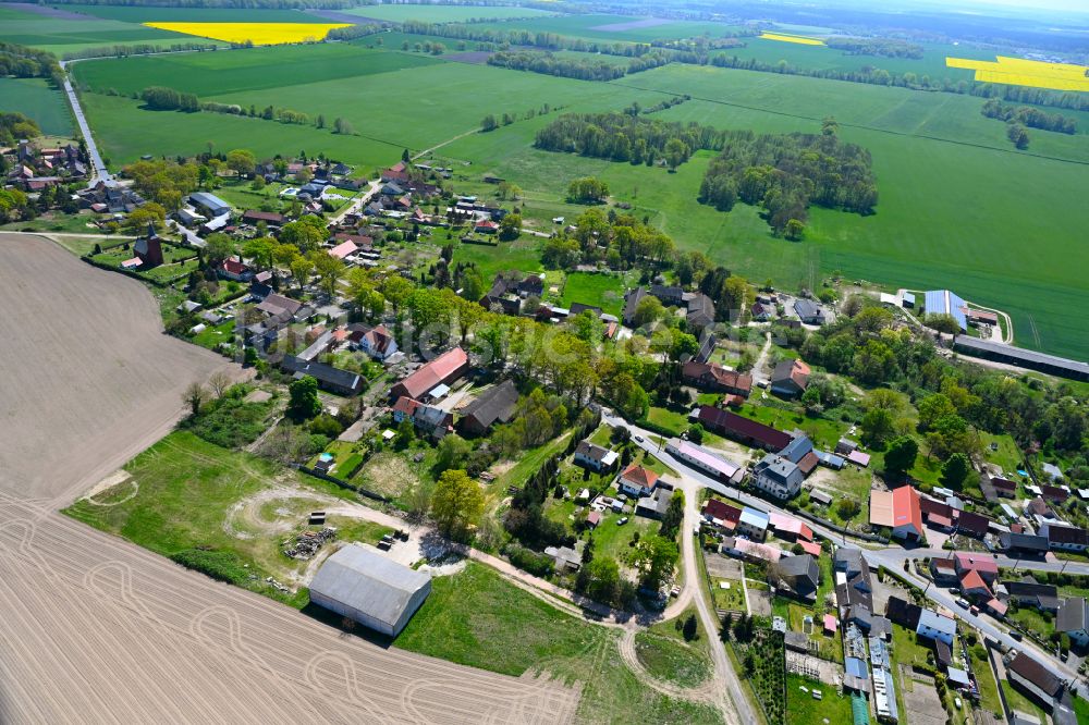 Lohne aus der Vogelperspektive: Dorfkern am Feldrand in Lohne im Bundesland Sachsen-Anhalt, Deutschland