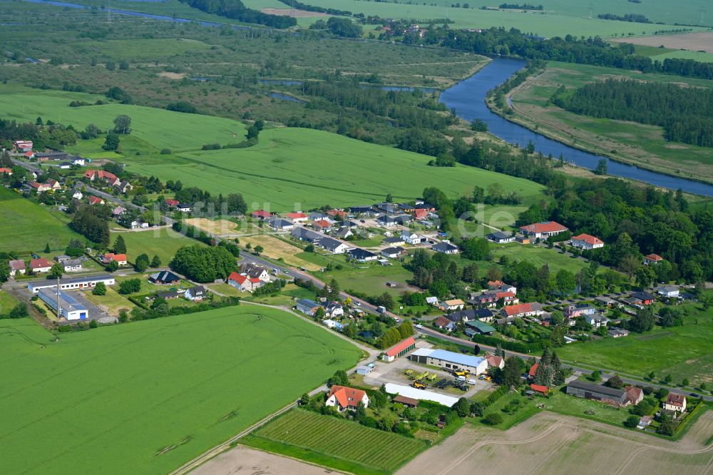 Luftaufnahme Loitz - Dorfkern am Feldrand in Loitz im Bundesland Mecklenburg-Vorpommern, Deutschland