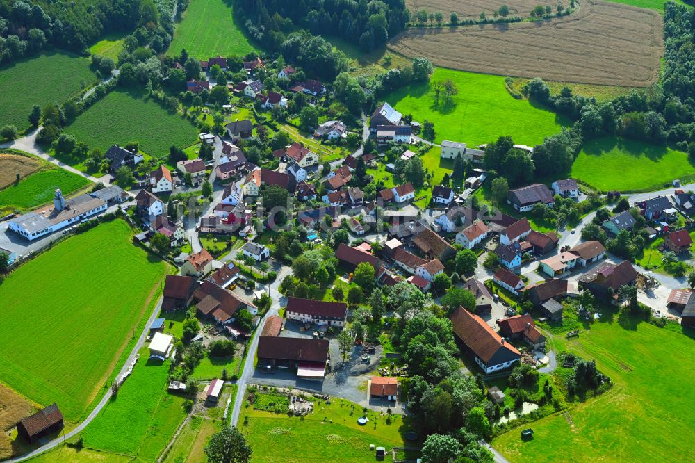 Losau aus der Vogelperspektive: Dorfkern am Feldrand in Losau im Bundesland Bayern, Deutschland