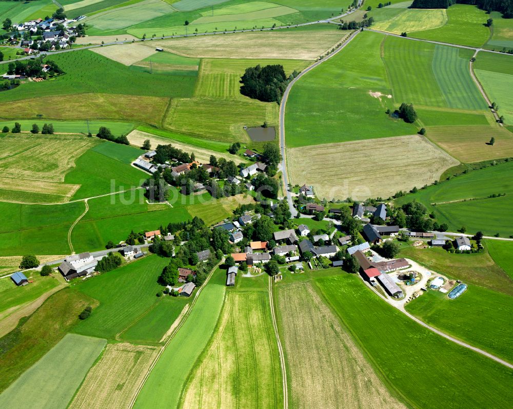 Lösten aus der Vogelperspektive: Dorfkern am Feldrand in Lösten im Bundesland Bayern, Deutschland