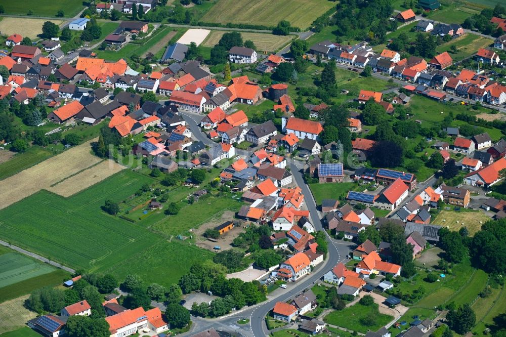 Lüthorst von oben - Dorfkern am Feldrand in Lüthorst im Bundesland Niedersachsen, Deutschland