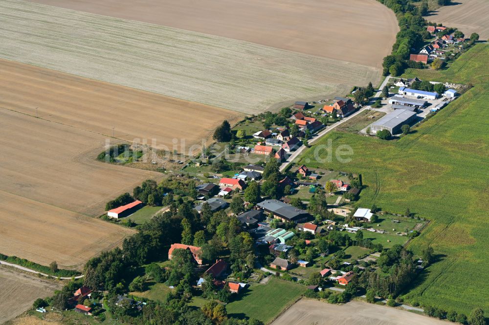 Luftbild Luckwitz - Dorfkern am Feldrand in Luckwitz im Bundesland Mecklenburg-Vorpommern, Deutschland