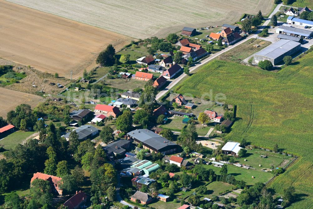 Luftaufnahme Luckwitz - Dorfkern am Feldrand in Luckwitz im Bundesland Mecklenburg-Vorpommern, Deutschland