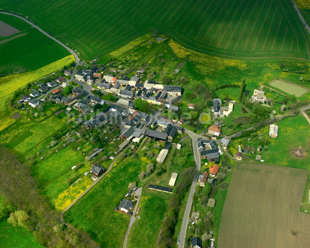 Läwitz von oben - Dorfkern am Feldrand in Läwitz im Bundesland Thüringen, Deutschland