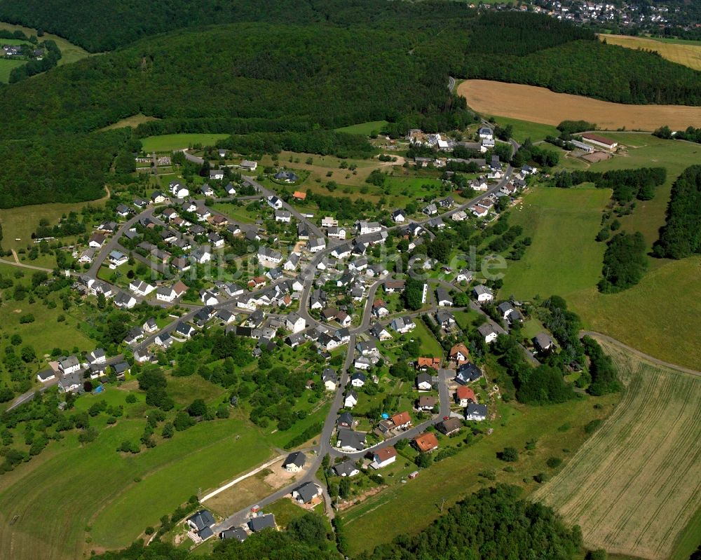 Mackenrodt aus der Vogelperspektive: Dorfkern am Feldrand in Mackenrodt im Bundesland Rheinland-Pfalz, Deutschland