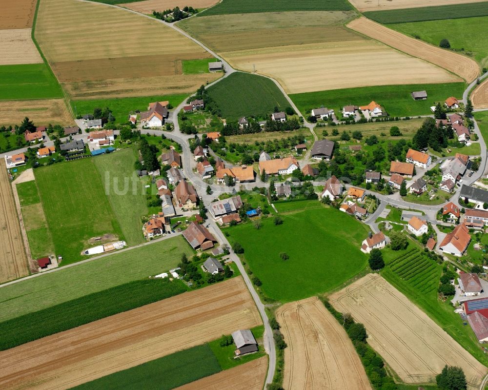 Magenbuch von oben - Dorfkern am Feldrand in Magenbuch im Bundesland Baden-Württemberg, Deutschland