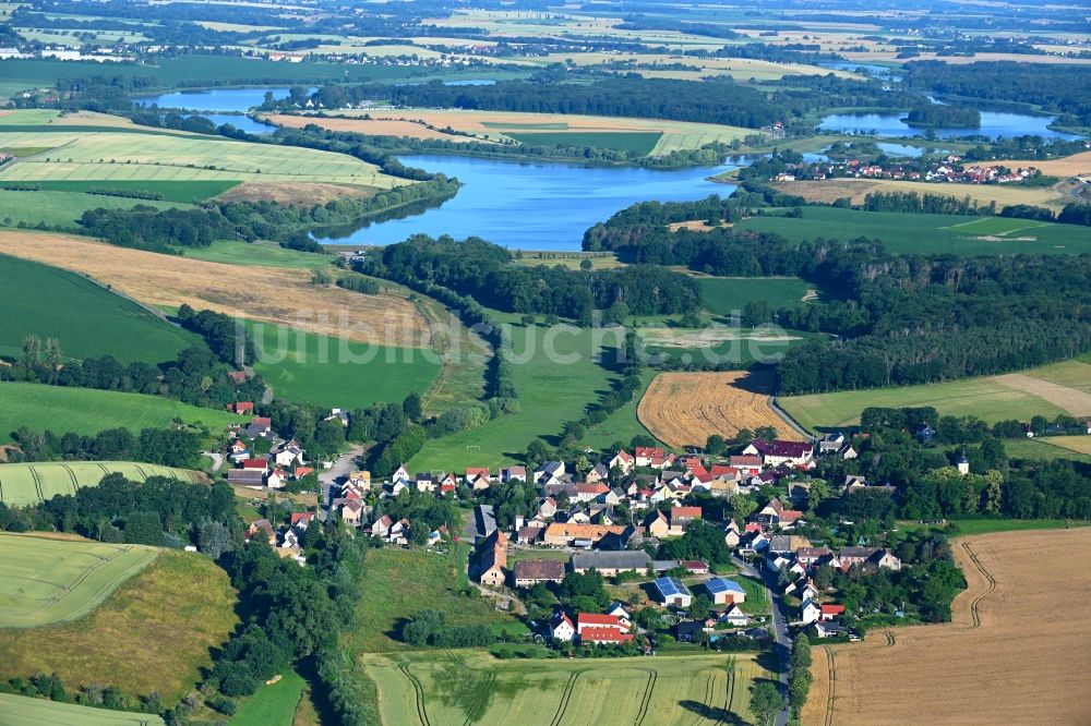 Mahlis aus der Vogelperspektive: Dorfkern am Feldrand in Mahlis im Bundesland Sachsen, Deutschland