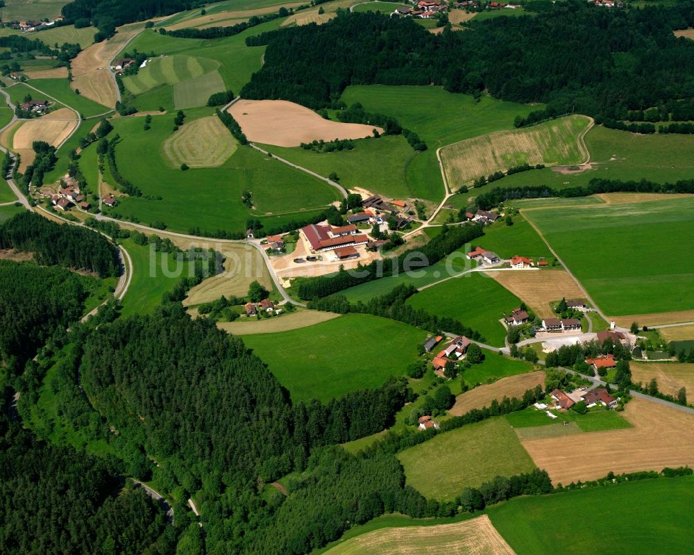 Maierhofen aus der Vogelperspektive: Dorfkern am Feldrand in Maierhofen im Bundesland Bayern, Deutschland