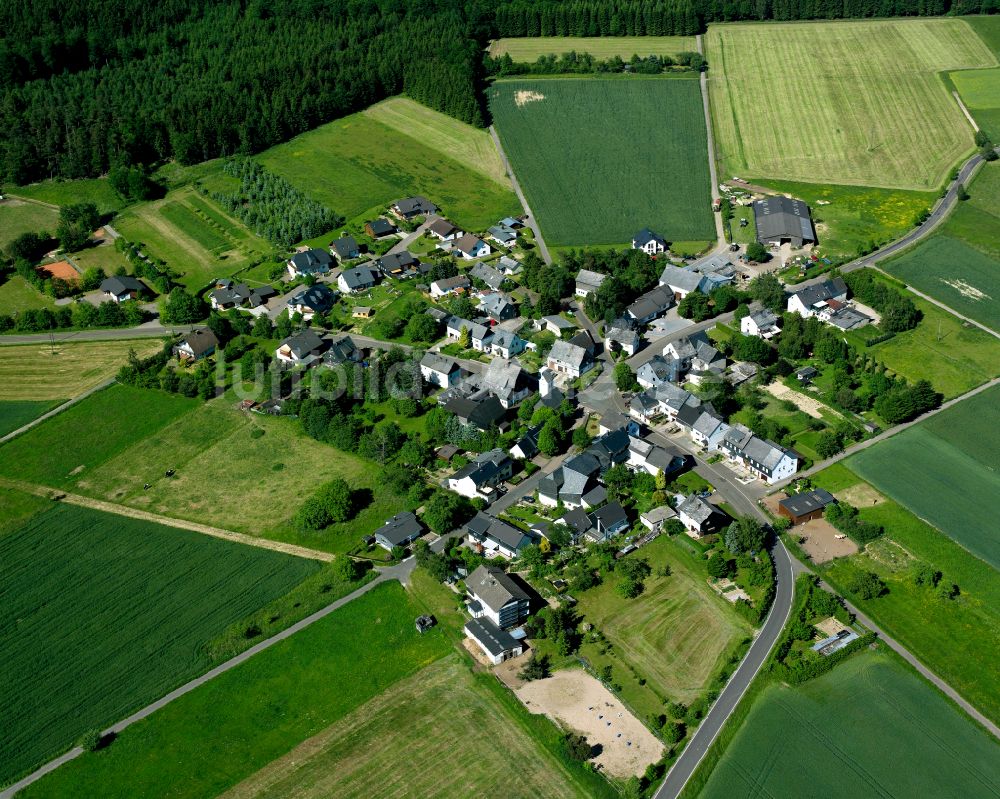 Maisborn aus der Vogelperspektive: Dorfkern am Feldrand in Maisborn im Bundesland Rheinland-Pfalz, Deutschland