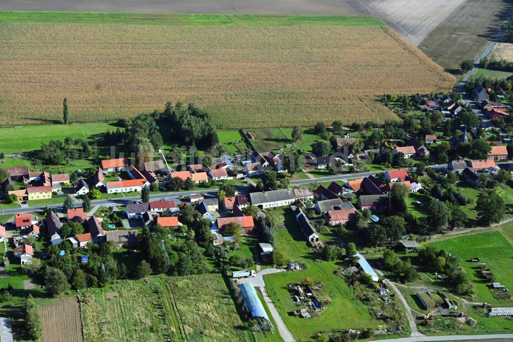 Malitschkendorf von oben - Dorfkern am Feldrand in Malitschkendorf im Bundesland Brandenburg, Deutschland