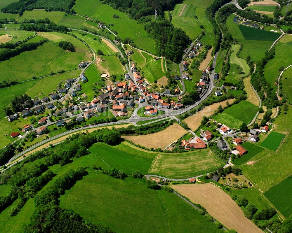 Luftaufnahme Malkomes - Dorfkern am Feldrand in Malkomes im Bundesland Hessen, Deutschland